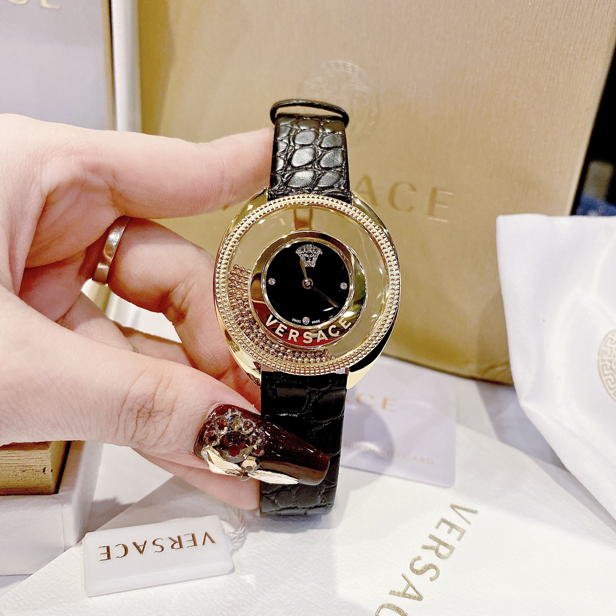 Đồng Hồ Versace Đá Rơi |Nữ Giới |Vàng Gold |Dây Da Màu Đen |Máy Pin (Quartz) |Size 36mm |donghogiatot.vn