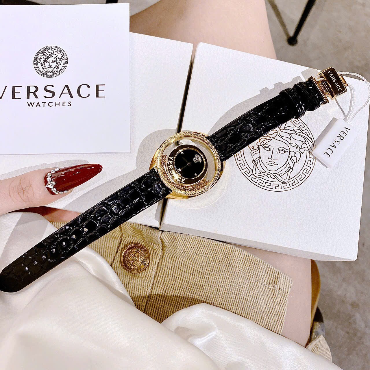 Đồng Hồ Versace Đá Rơi |Nữ Giới |Vàng Gold |Dây Da Màu Đen |Máy Pin (Quartz) |Size 36mm |donghogiatot.vn