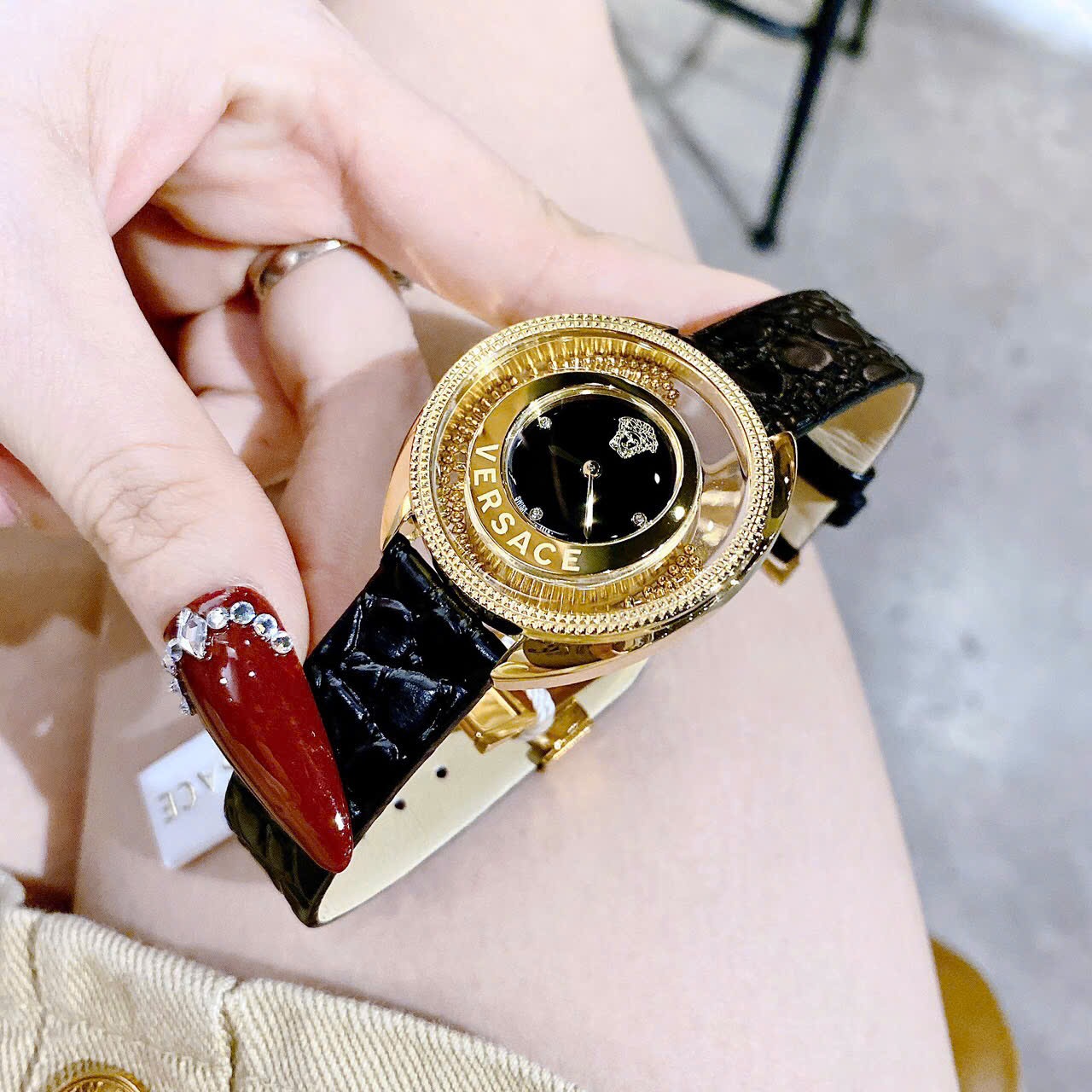 Đồng Hồ Versace Đá Rơi |Nữ Giới |Vàng Gold |Dây Da Màu Đen |Máy Pin (Quartz) |Size 36mm |donghogiatot.vn
