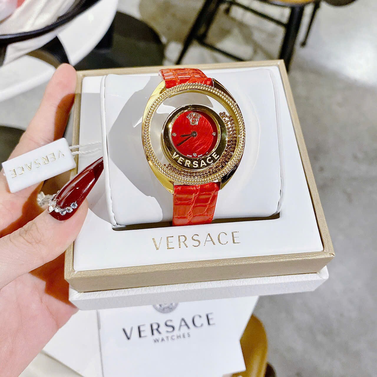 Đồng Hồ Versace Đá Rơi |Nữ Giới |Vàng Gold |Dây Da Màu Đỏ |Máy Pin (Quartz) |Size 36mm |donghogiatot.vn