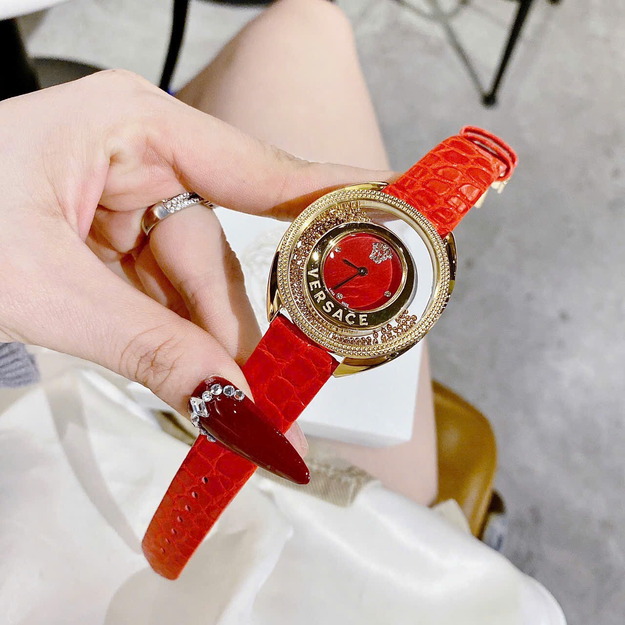 Đồng Hồ Versace Đá Rơi |Nữ Giới |Vàng Gold |Dây Da Màu Đỏ |Máy Pin (Quartz) |Size 36mm |donghogiatot.vn