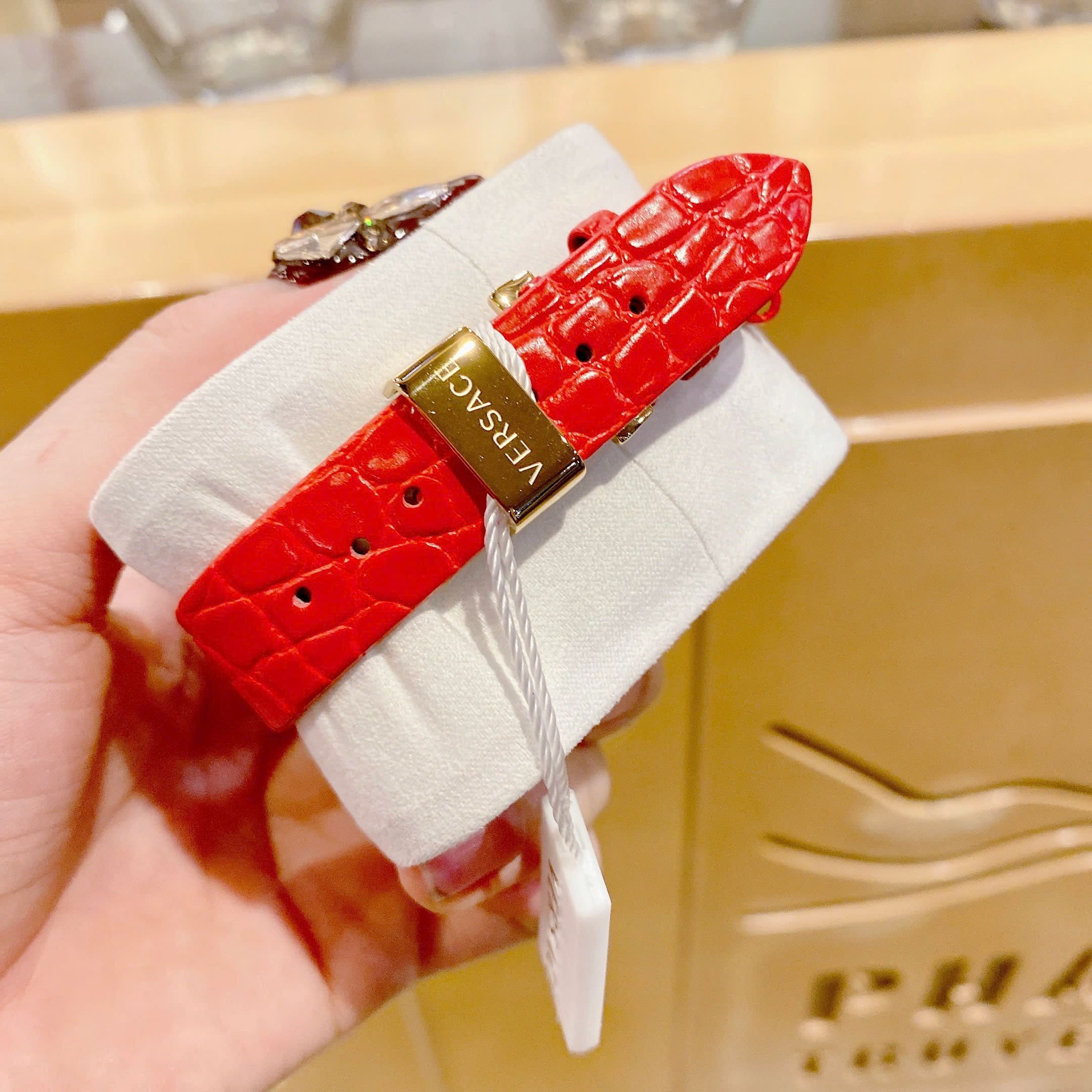 Đồng Hồ Versace Đá Rơi |Nữ Giới |Vàng Gold |Dây Da Màu Đỏ |Máy Pin (Quartz) |Size 36mm |donghogiatot.vn