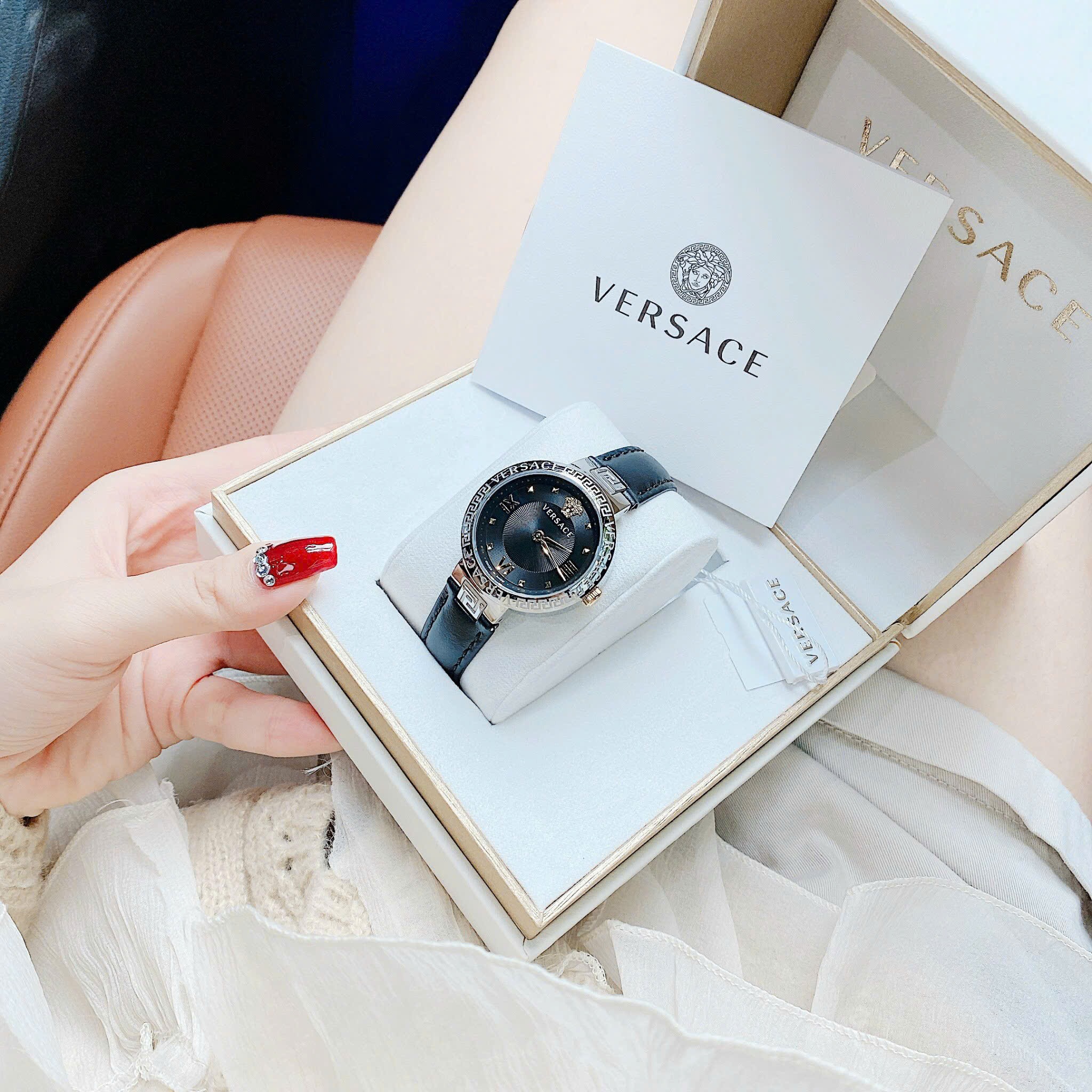Đồng Hồ Versace Damenuhr Greca |Nữ Giới |Silver |Dây Da Màu Đen |Máy Pin (Quartz) |Size 36mm |donghogiatot.vn