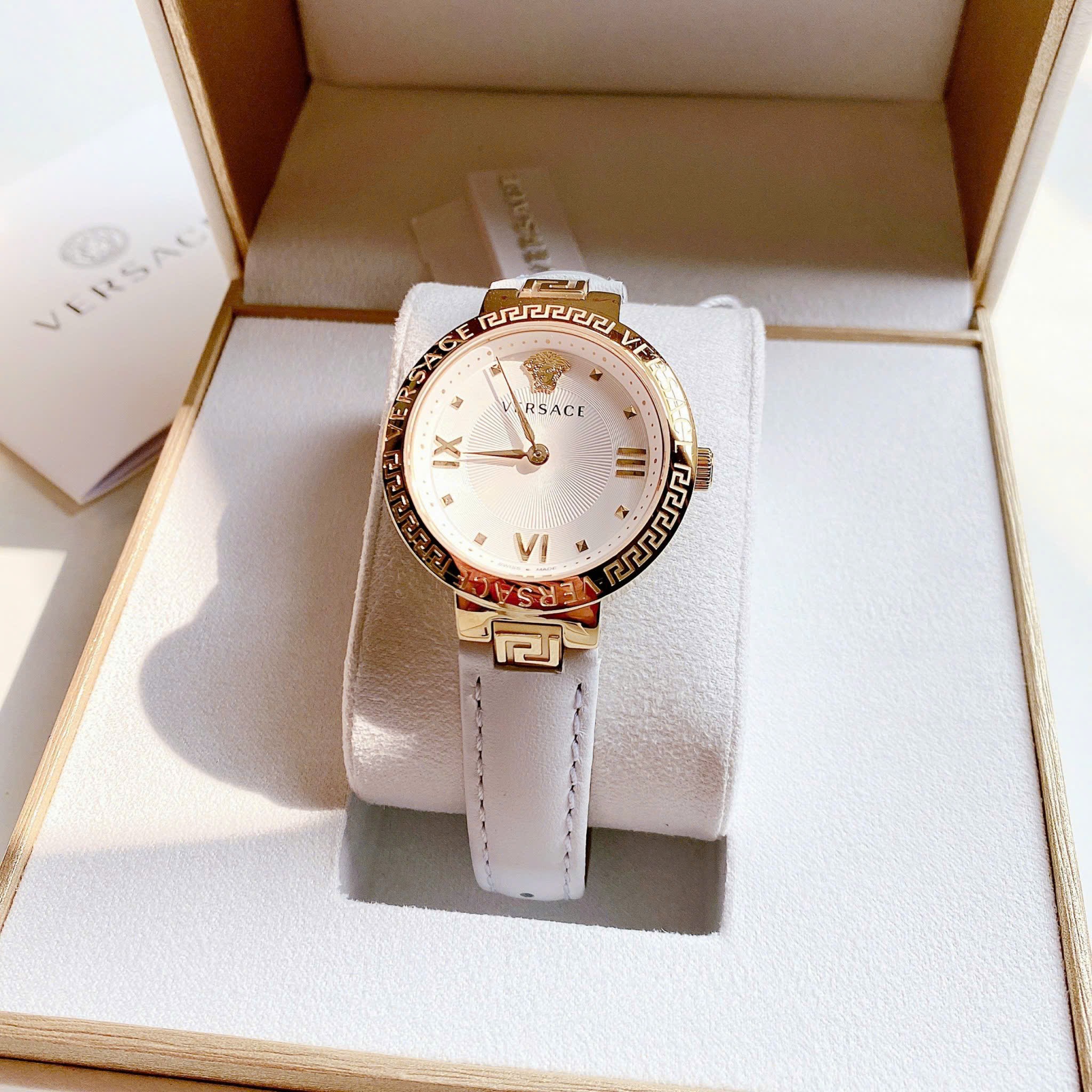 Đồng Hồ Versace Damenuhr Greca |Nữ Giới |Vàng Gold |Dây Da Màu Trắng |Máy Pin (Quartz) |Size 36mm |donghogiatot.vn
