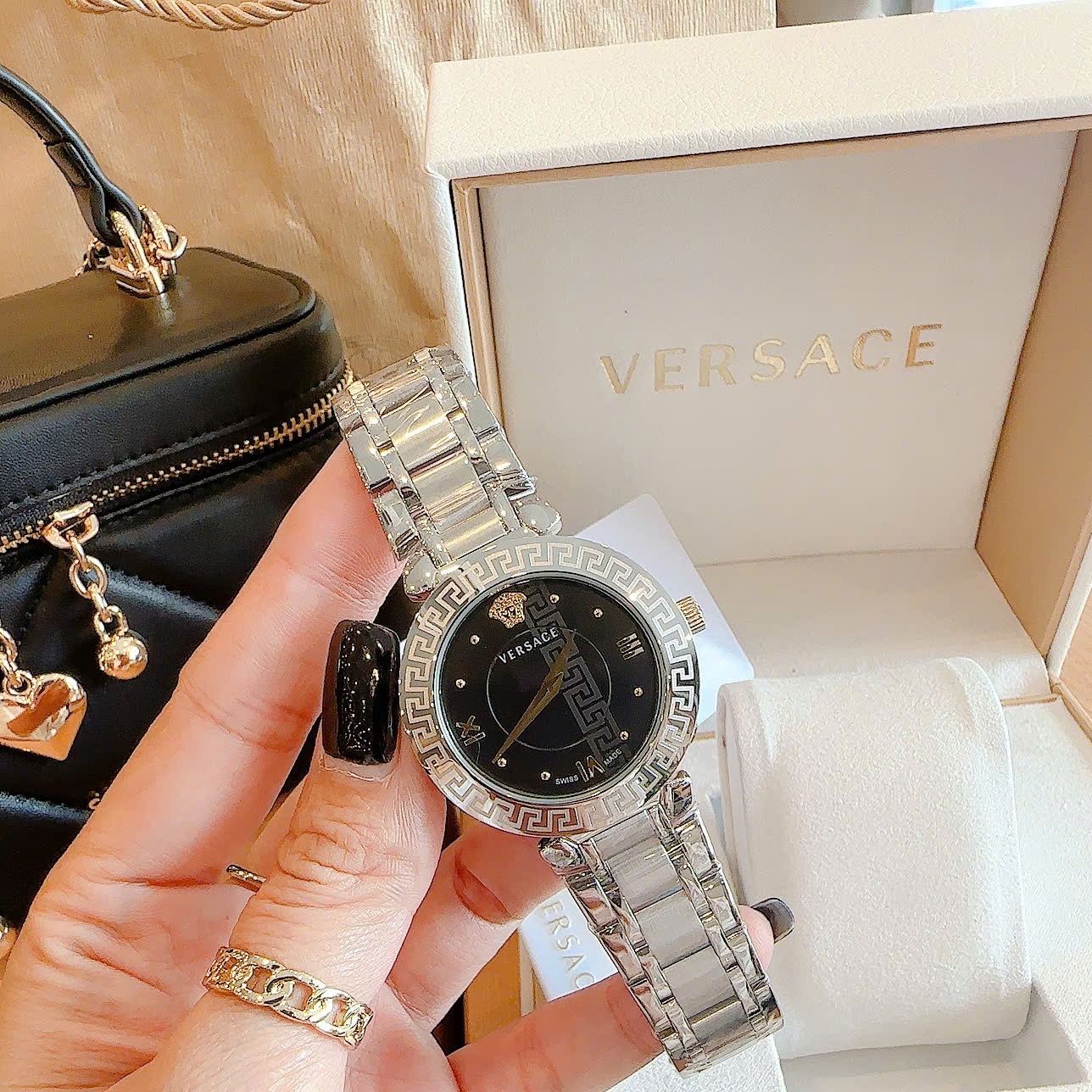Đồng Hồ Versace Daphnis |Nữ Giới |Mặt Đen |Dây Kim Loại Silver |Máy Pin (Quartz) |Size 35mm |donghogiatot.vn