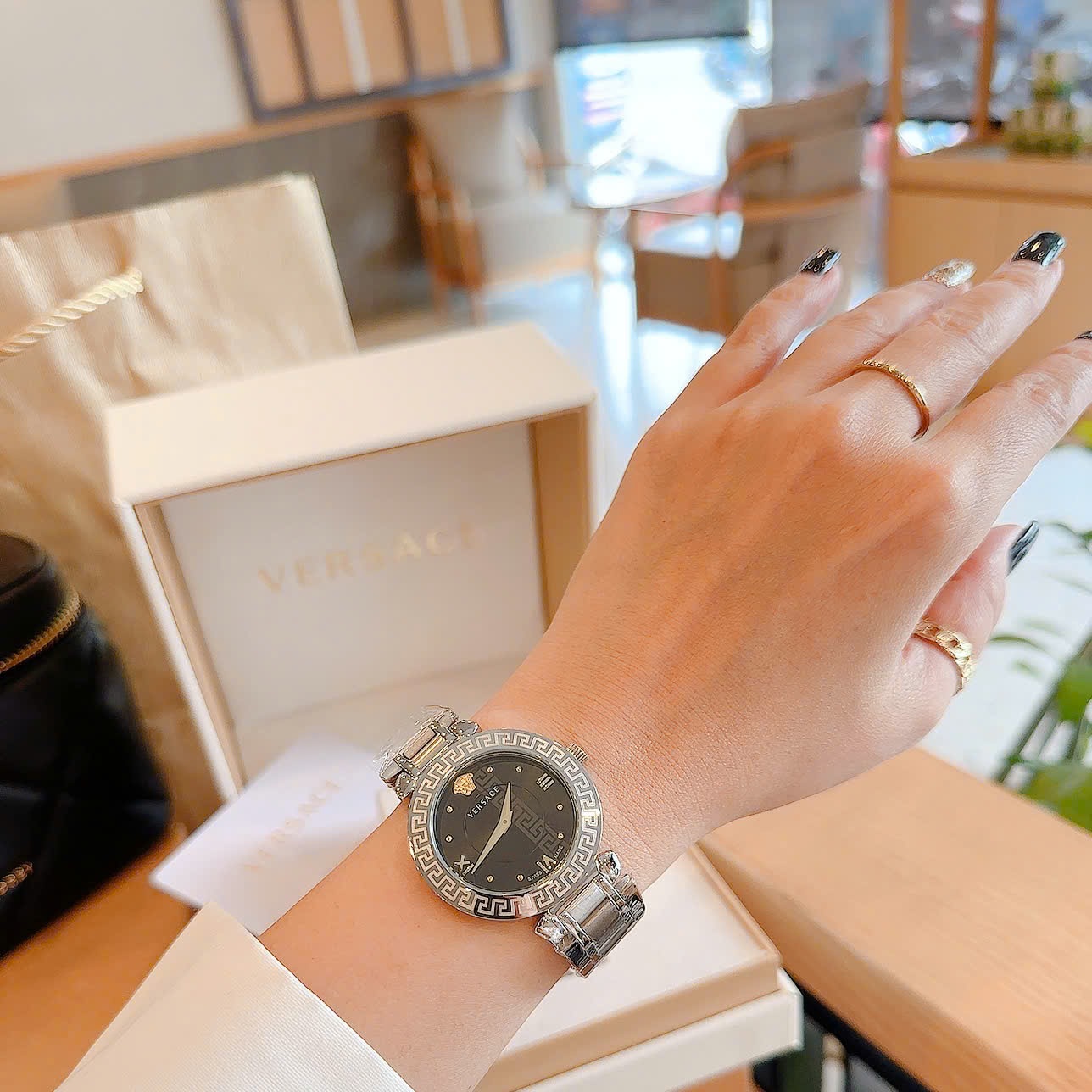 Đồng Hồ Versace Daphnis |Nữ Giới |Mặt Đen |Dây Kim Loại Silver |Máy Pin (Quartz) |Size 35mm |donghogiatot.vn