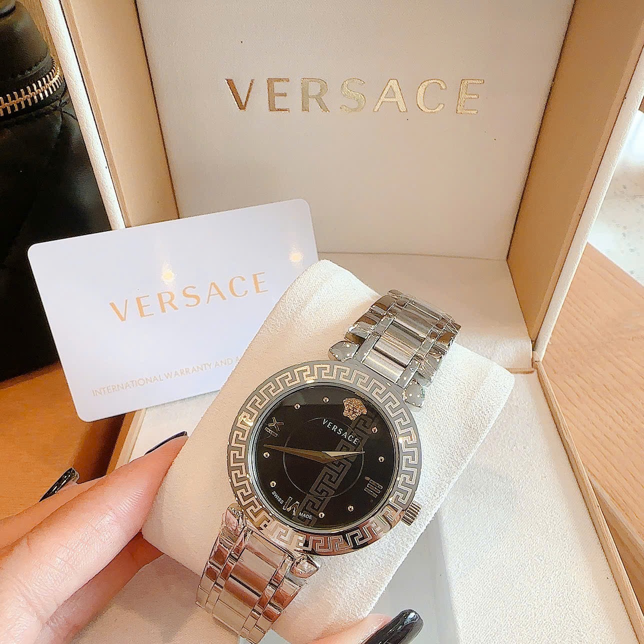 Đồng Hồ Versace Daphnis |Nữ Giới |Mặt Đen |Dây Kim Loại Silver |Máy Pin (Quartz) |Size 35mm |donghogiatot.vn