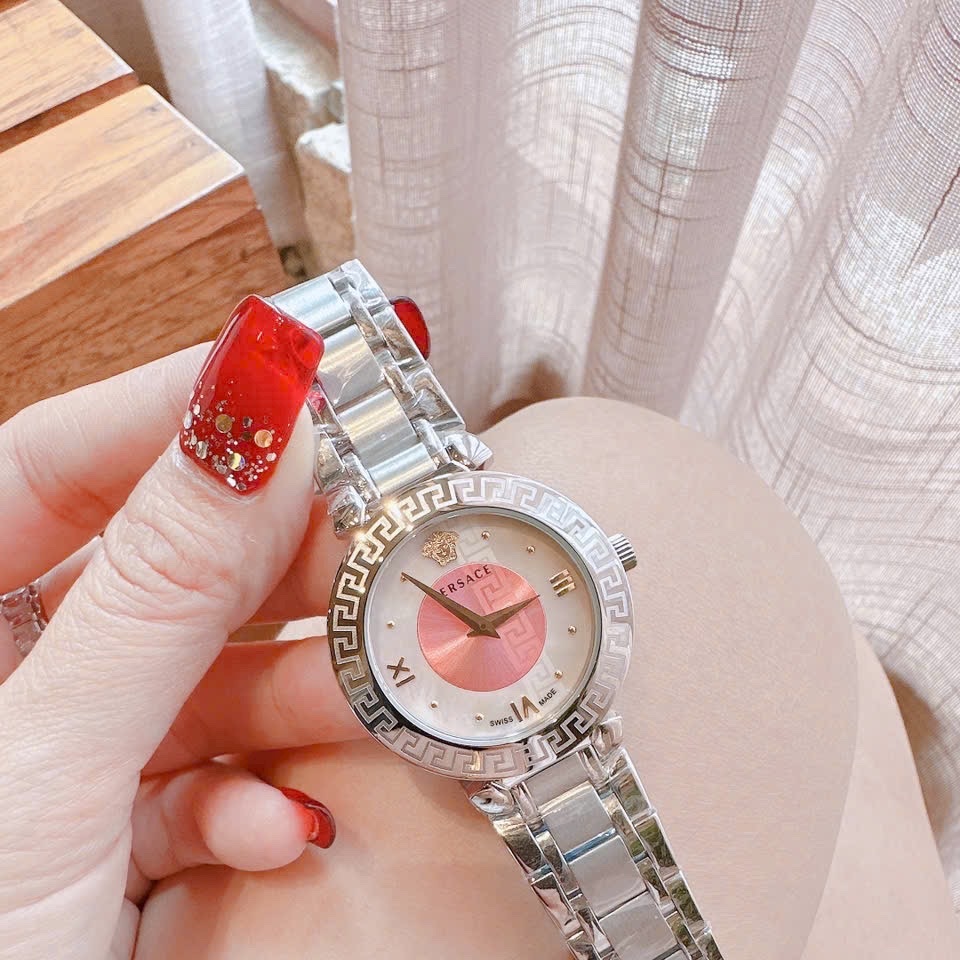 Đồng Hồ Versace Daphnis |Nữ Giới |Mặt Tròn Hồng |Dây Kim Loại Silver |Máy Pin (Quartz) |Size 35mm |donghogiatot.vn