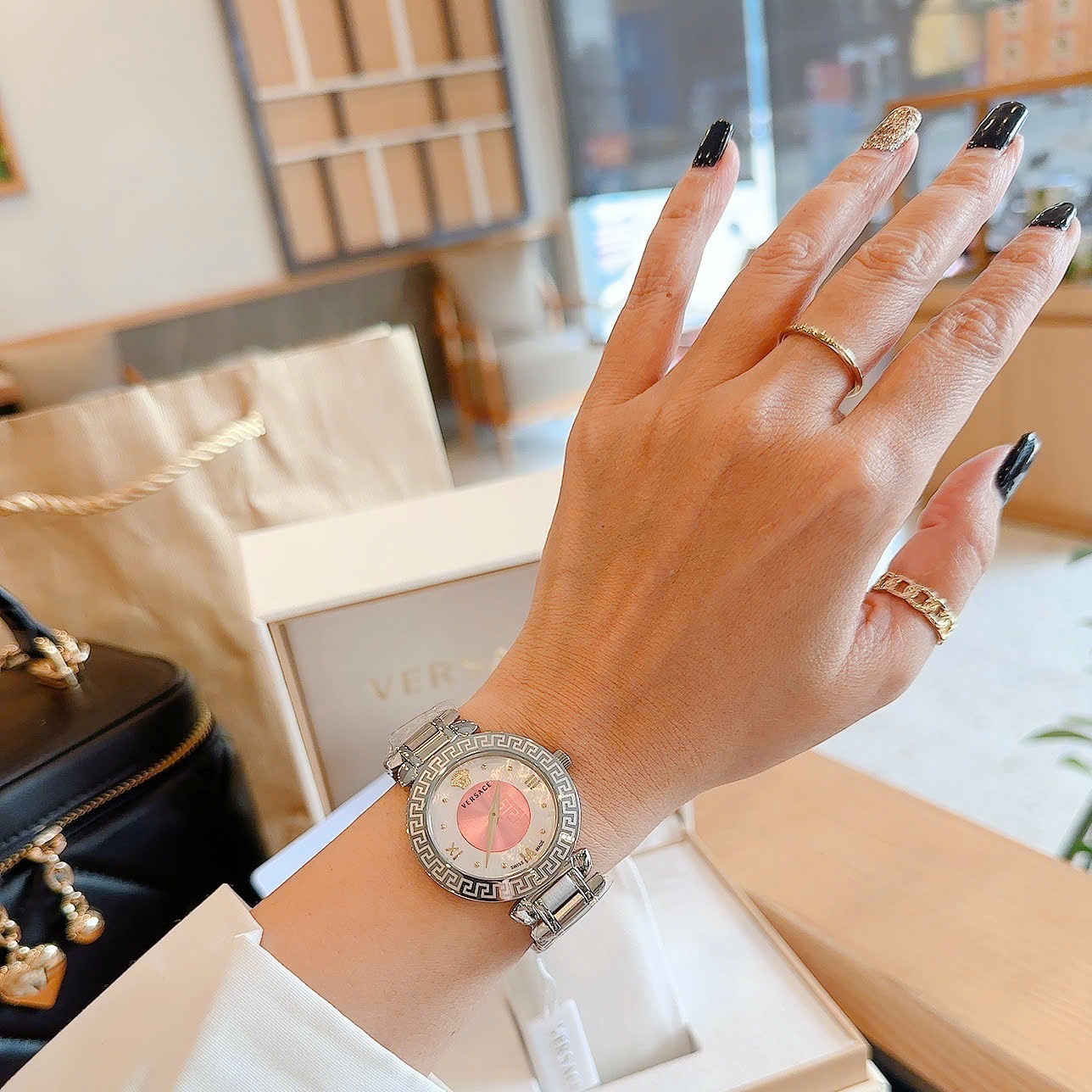 Đồng Hồ Versace Daphnis |Nữ Giới |Mặt Tròn Hồng |Dây Kim Loại Silver |Máy Pin (Quartz) |Size 35mm |donghogiatot.vn