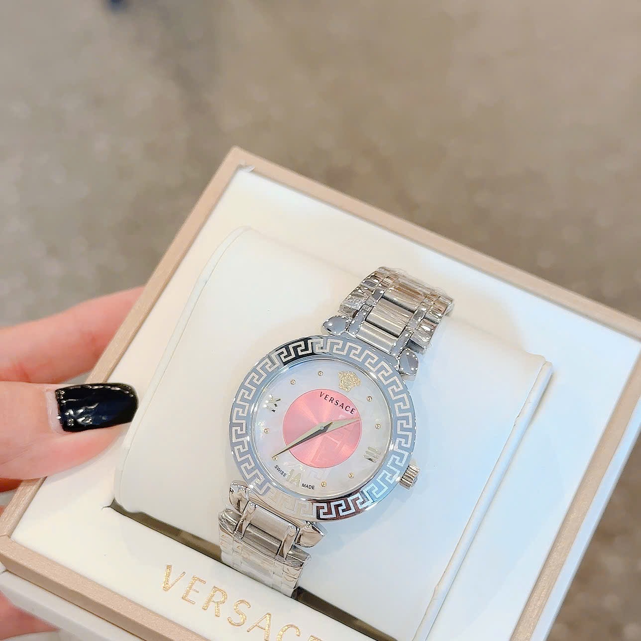 Đồng Hồ Versace Daphnis |Nữ Giới |Mặt Tròn Hồng |Dây Kim Loại Silver |Máy Pin (Quartz) |Size 35mm |donghogiatot.vn