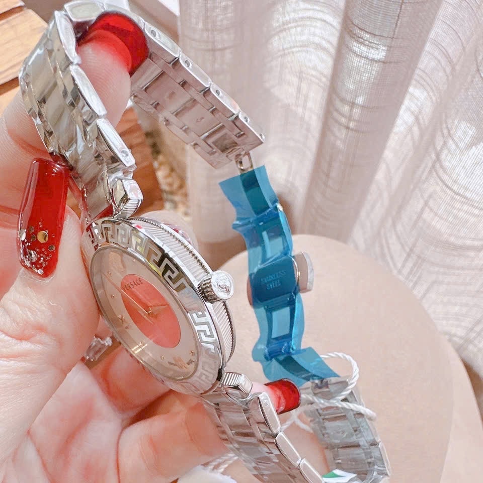 Đồng Hồ Versace Daphnis |Nữ Giới |Mặt Tròn Hồng |Dây Kim Loại Silver |Máy Pin (Quartz) |Size 35mm |donghogiatot.vn
