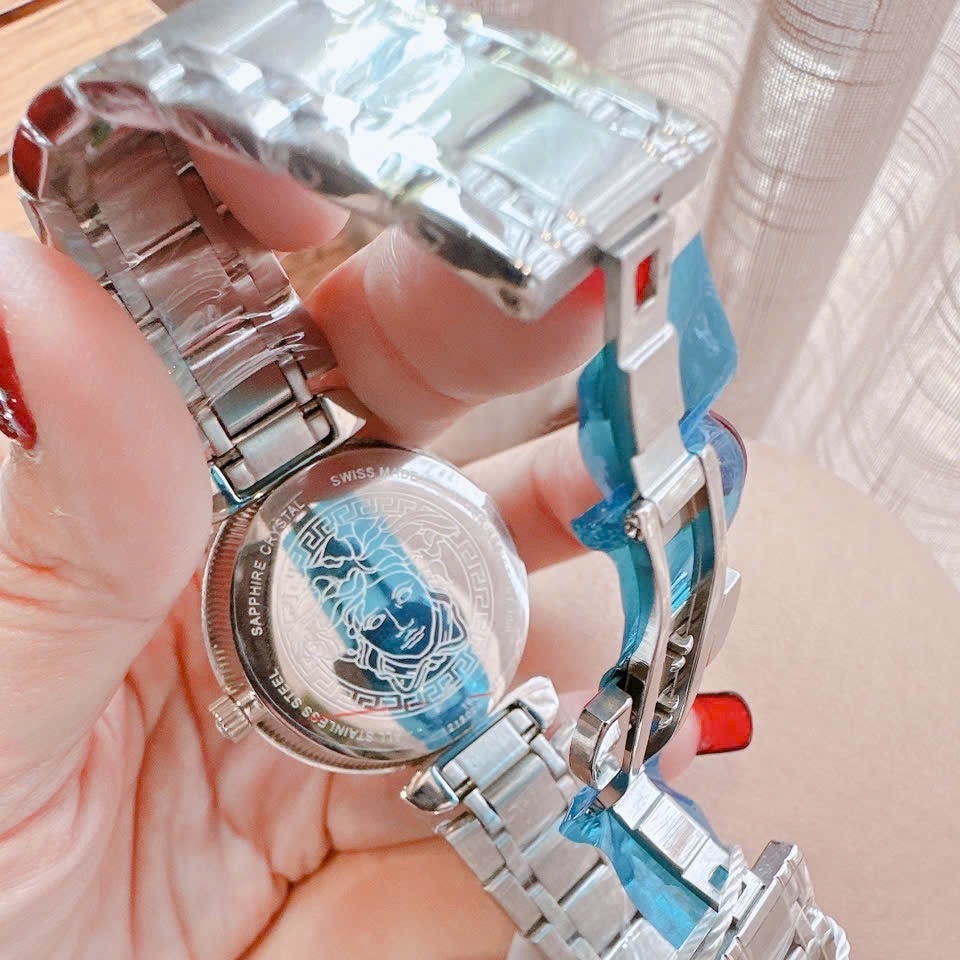 Đồng Hồ Versace Daphnis |Nữ Giới |Mặt Tròn Hồng |Dây Kim Loại Silver |Máy Pin (Quartz) |Size 35mm |donghogiatot.vn
