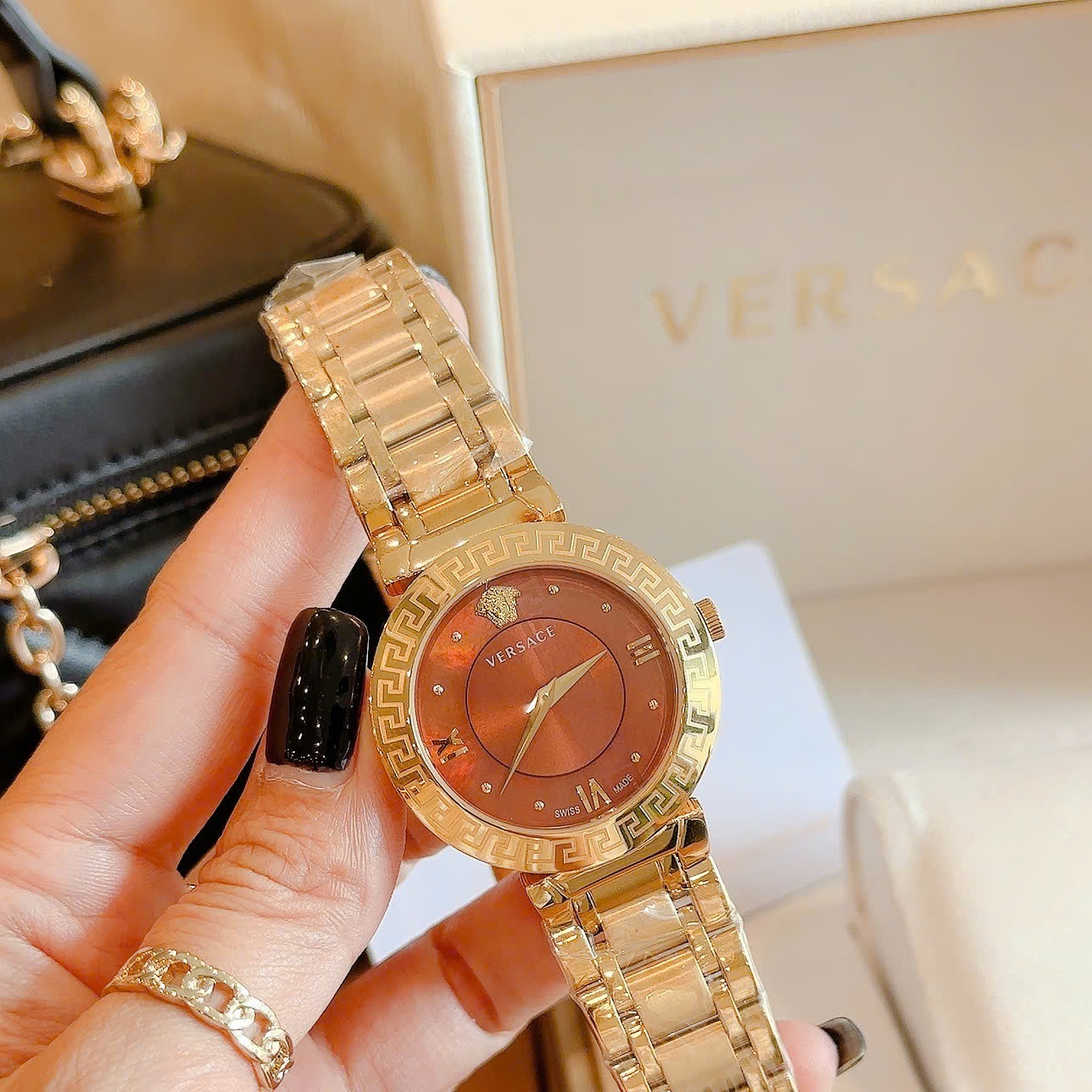 Đồng Hồ Versace Daphnis |Nữ Giới |Mặt Nâu Đỏ |Dây Kim Loại Vàng |Máy Pin (Quartz) |Size 35mm |donghogiatot.vn