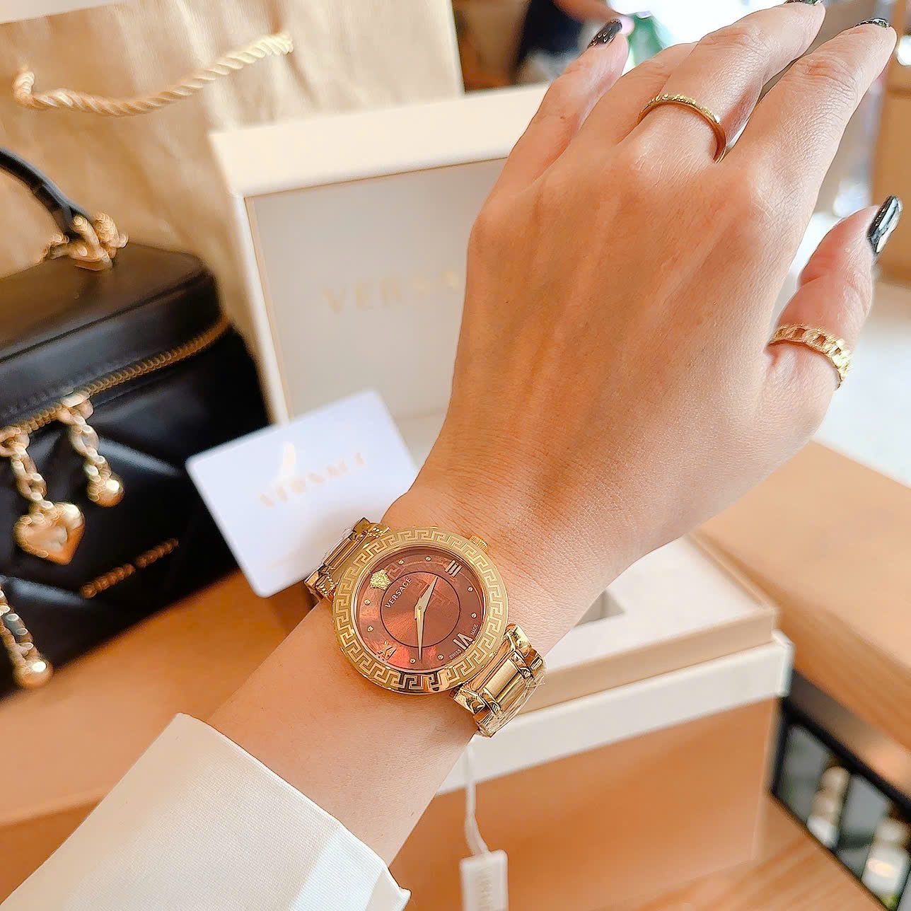 Đồng Hồ Versace Daphnis |Nữ Giới |Mặt Nâu Đỏ |Dây Kim Loại Vàng |Máy Pin (Quartz) |Size 35mm |donghogiatot.vn