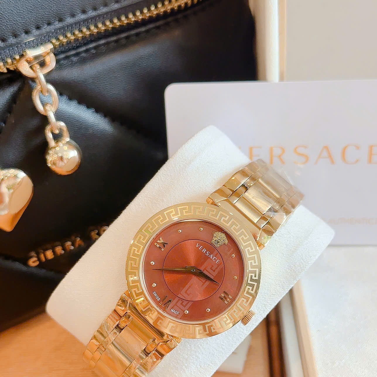 Đồng Hồ Versace Daphnis |Nữ Giới |Mặt Nâu Đỏ |Dây Kim Loại Vàng |Máy Pin (Quartz) |Size 35mm |donghogiatot.vn