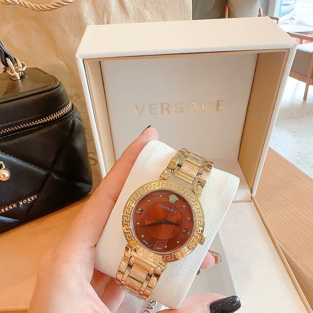 Đồng Hồ Versace Daphnis |Nữ Giới |Mặt Nâu Đỏ |Dây Kim Loại Vàng |Máy Pin (Quartz) |Size 35mm |donghogiatot.vn
