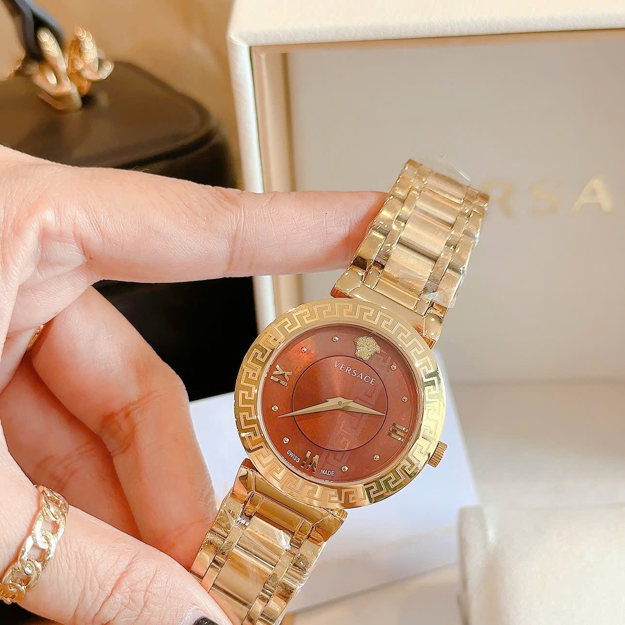 Đồng Hồ Versace Daphnis |Nữ Giới |Mặt Nâu Đỏ |Dây Kim Loại Vàng |Máy Pin (Quartz) |Size 35mm |donghogiatot.vn