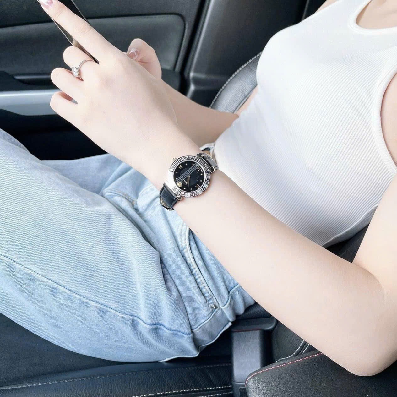 Đồng Hồ Versace Daphnis |Nữ Giới |Mặt Tròn |Silver |Dây Da Đen |Máy Pin (Quartz) |Size 35mm |donghogiatot.vn