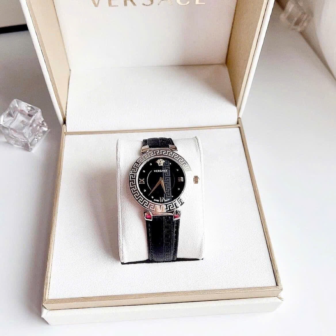 Đồng Hồ Versace Daphnis |Nữ Giới |Mặt Tròn |Silver |Dây Da Đen |Máy Pin (Quartz) |Size 35mm |donghogiatot.vn