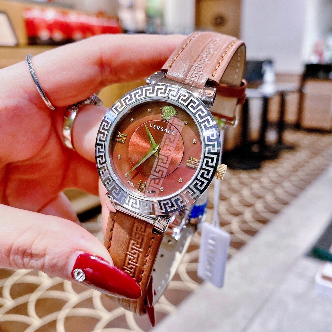 Đồng Hồ Versace Daphnis |Nữ Giới |Mặt Tròn |Silver |Dây Da Nâu |Máy Pin (Quartz) |Size 35mm |donghogiatot.vn