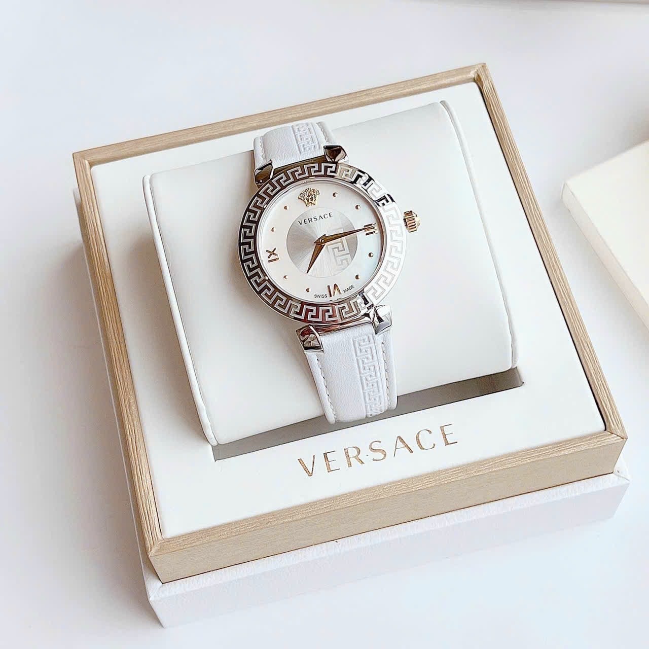 Đồng Hồ Versace Daphnis |Nữ Giới |Mặt Tròn |Silver |Dây Da Trắng |Máy Pin (Quartz) |Size 35mm |donghogiatot.vn