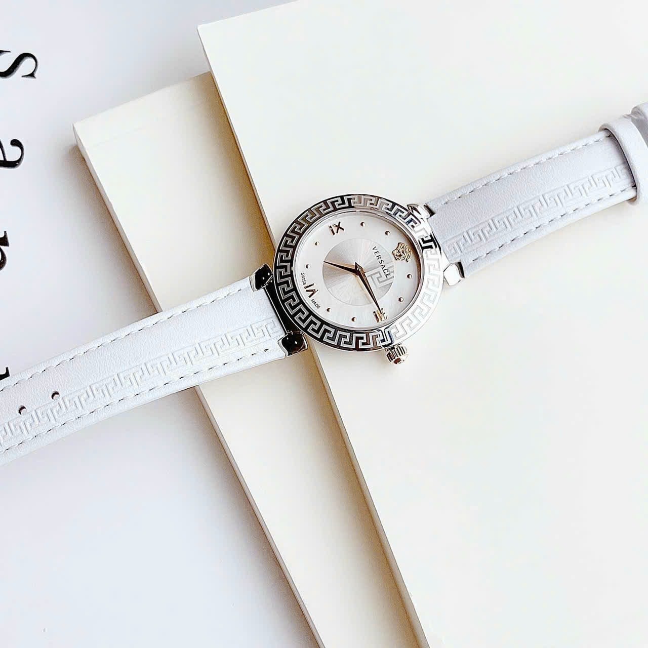 Đồng Hồ Versace Daphnis |Nữ Giới |Mặt Tròn |Silver |Dây Da Trắng |Máy Pin (Quartz) |Size 35mm |donghogiatot.vn