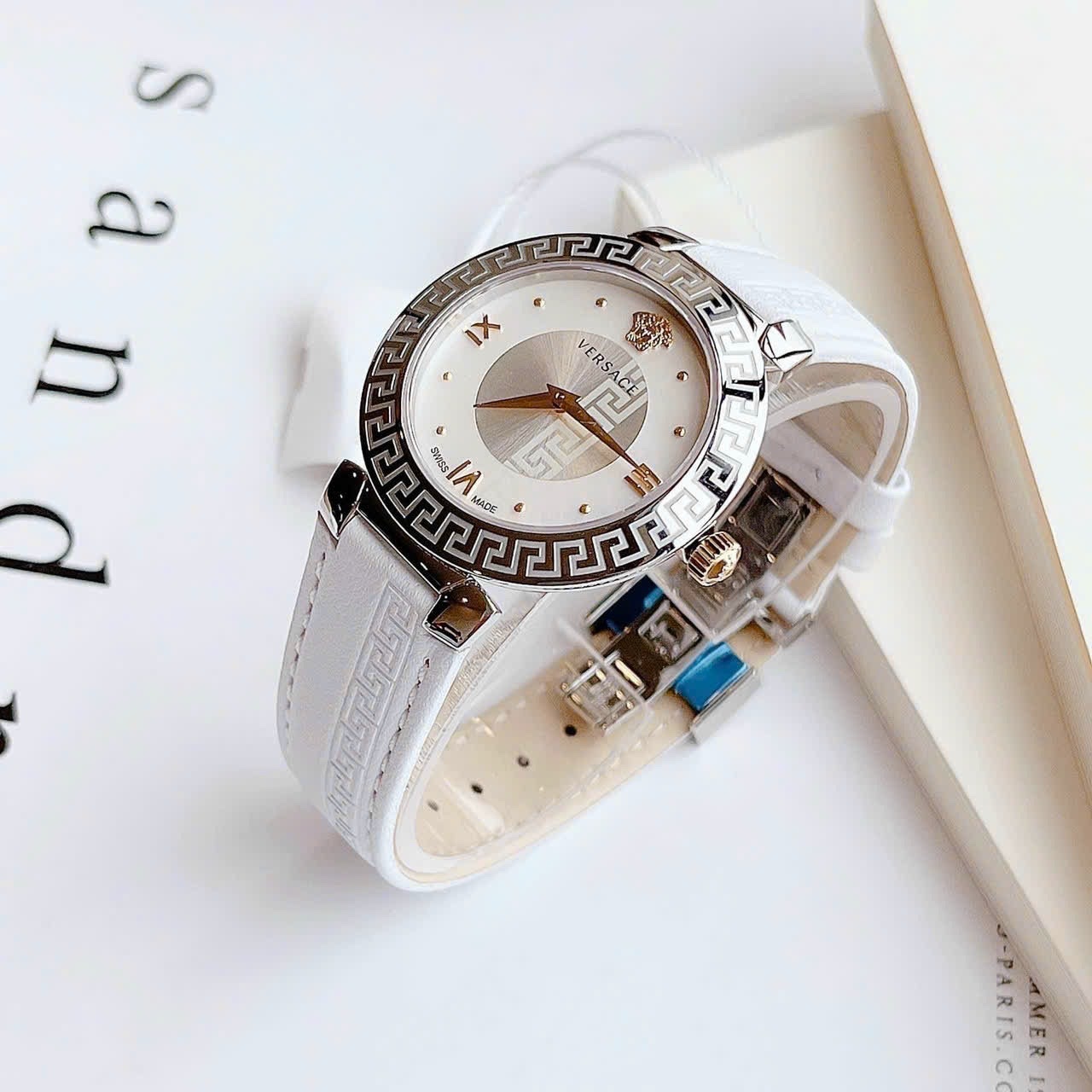 Đồng Hồ Versace Daphnis |Nữ Giới |Mặt Tròn |Silver |Dây Da Trắng |Máy Pin (Quartz) |Size 35mm |donghogiatot.vn