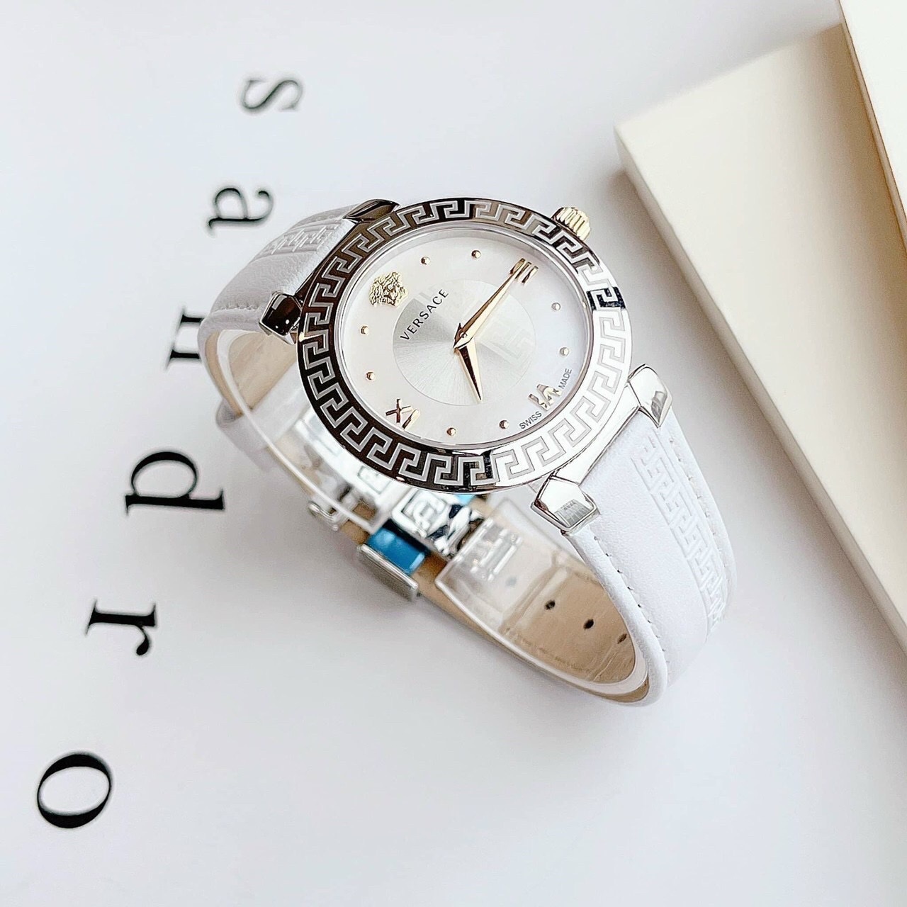 Đồng Hồ Versace Daphnis |Nữ Giới |Mặt Tròn |Silver |Dây Da Trắng |Máy Pin (Quartz) |Size 35mm |donghogiatot.vn
