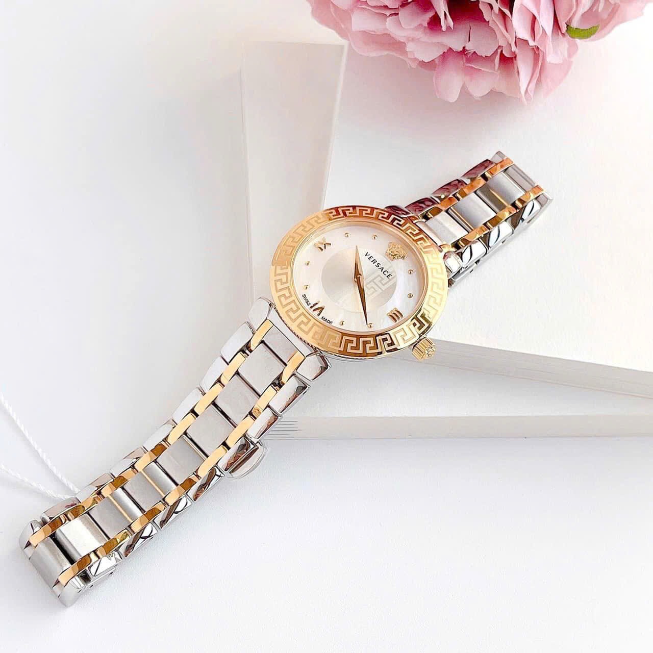 Đồng Hồ Versace Daphnis |Nữ Giới |Mặt Trắng |Dây Kim Loại Demi Vàng |Máy Pin (Quartz) |Size 35mm |donghogiatot.vn