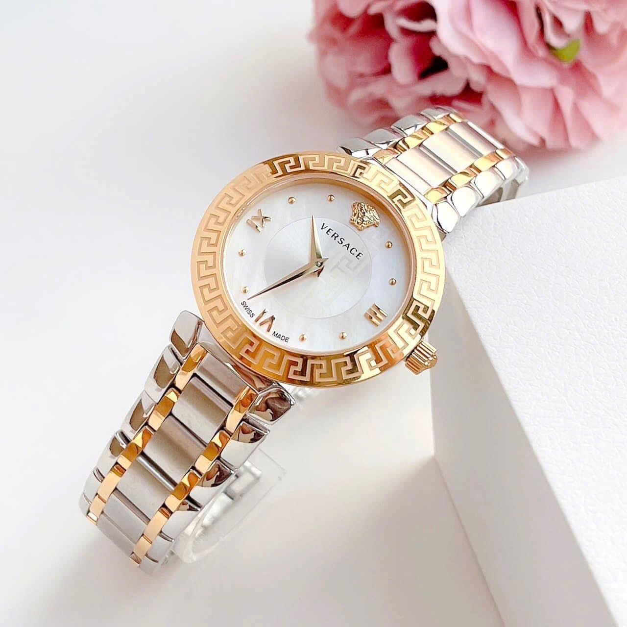 Đồng Hồ Versace Daphnis |Nữ Giới |Mặt Trắng |Dây Kim Loại Demi Vàng |Máy Pin (Quartz) |Size 35mm |donghogiatot.vn