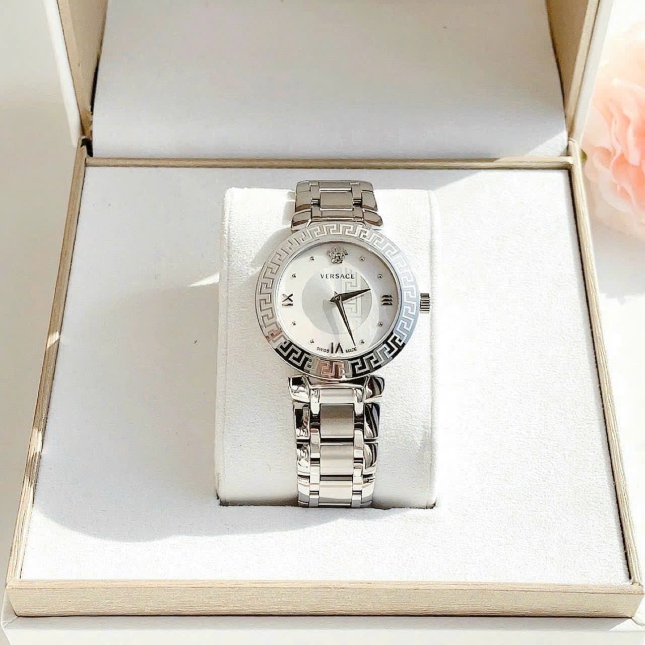 Đồng Hồ Versace Daphnis |Nữ Giới |Mặt Tròn Trắng |Dây Kim Loại Silver |Máy Pin (Quartz) |Size 35mm |donghogiatot.vn