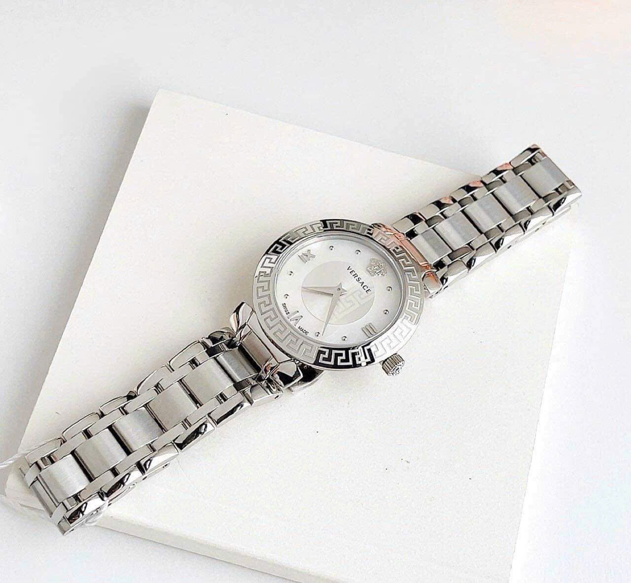 Đồng Hồ Versace Daphnis |Nữ Giới |Mặt Tròn Trắng |Dây Kim Loại Silver |Máy Pin (Quartz) |Size 35mm |donghogiatot.vn