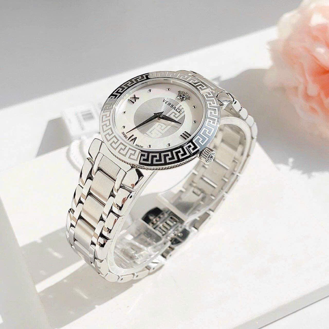 Đồng Hồ Versace Daphnis |Nữ Giới |Mặt Tròn Trắng |Dây Kim Loại Silver |Máy Pin (Quartz) |Size 35mm |donghogiatot.vn