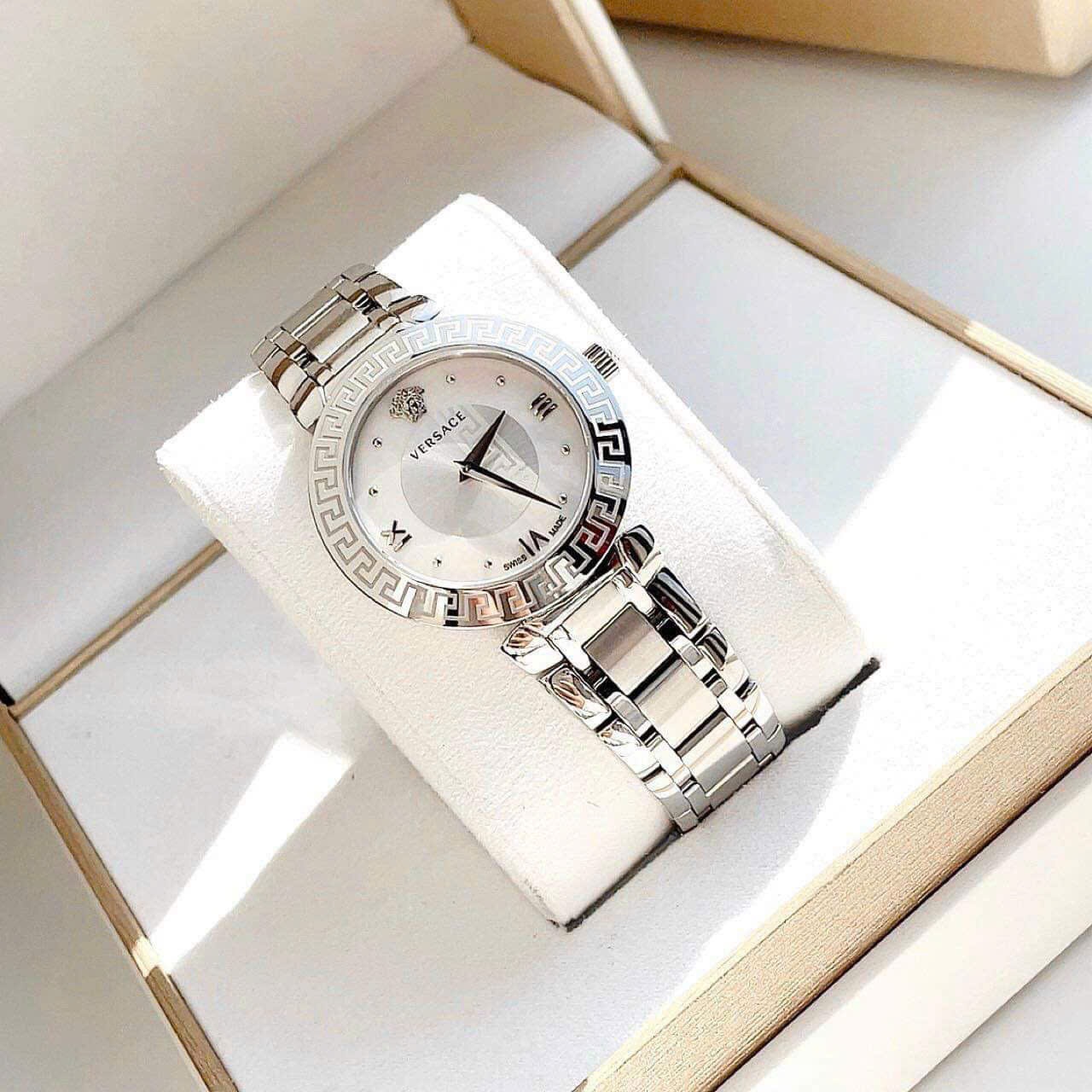Đồng Hồ Versace Daphnis |Nữ Giới |Mặt Tròn Trắng |Dây Kim Loại Silver |Máy Pin (Quartz) |Size 35mm |donghogiatot.vn