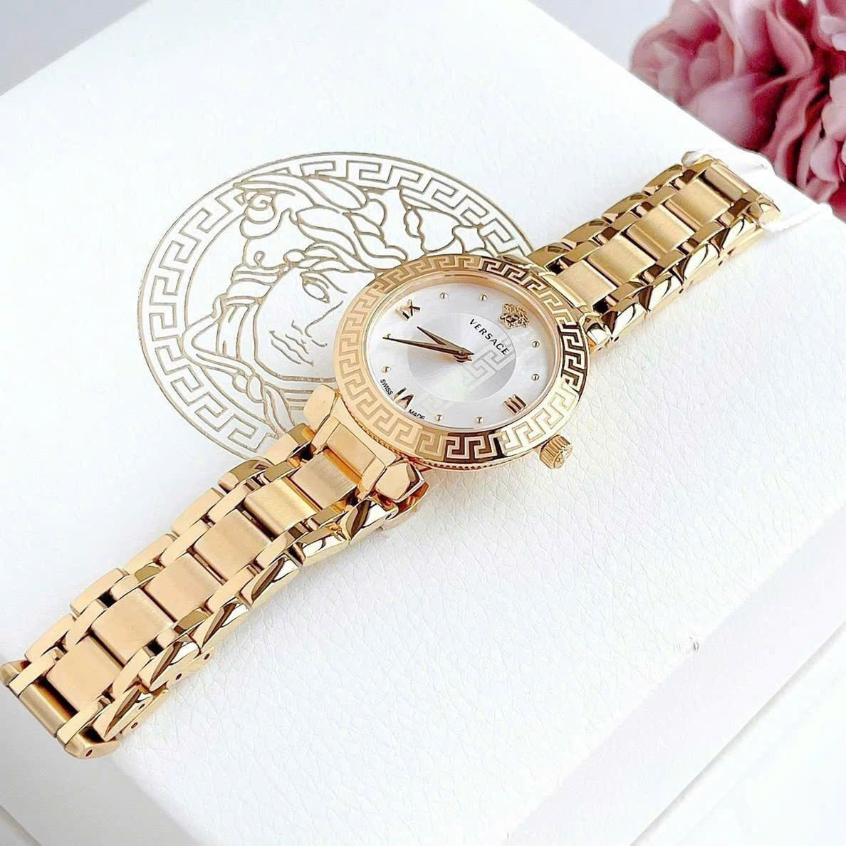 Đồng Hồ Versace Daphnis |Nữ Giới |Mặt Trắng |Dây Kim Loại Vàng Gold |Máy Pin (Quartz) |Size 35mm |donghogiatot.vn