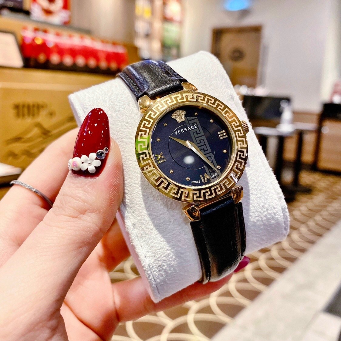 Đồng Hồ Versace Daphnis |Nữ Giới |Mặt Tròn |Vàng Gold |Dây Da Đen |Máy Pin (Quartz) |Size 35mm |donghogiatot.vn