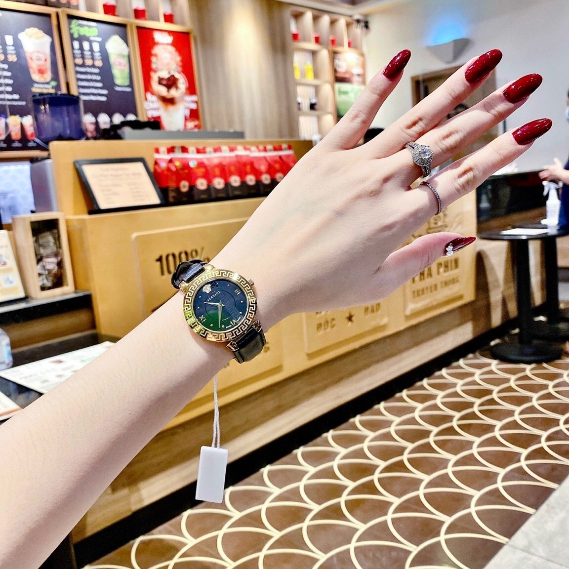 Đồng Hồ Versace Daphnis |Nữ Giới |Mặt Tròn |Vàng Gold |Dây Da Đen |Máy Pin (Quartz) |Size 35mm |donghogiatot.vn