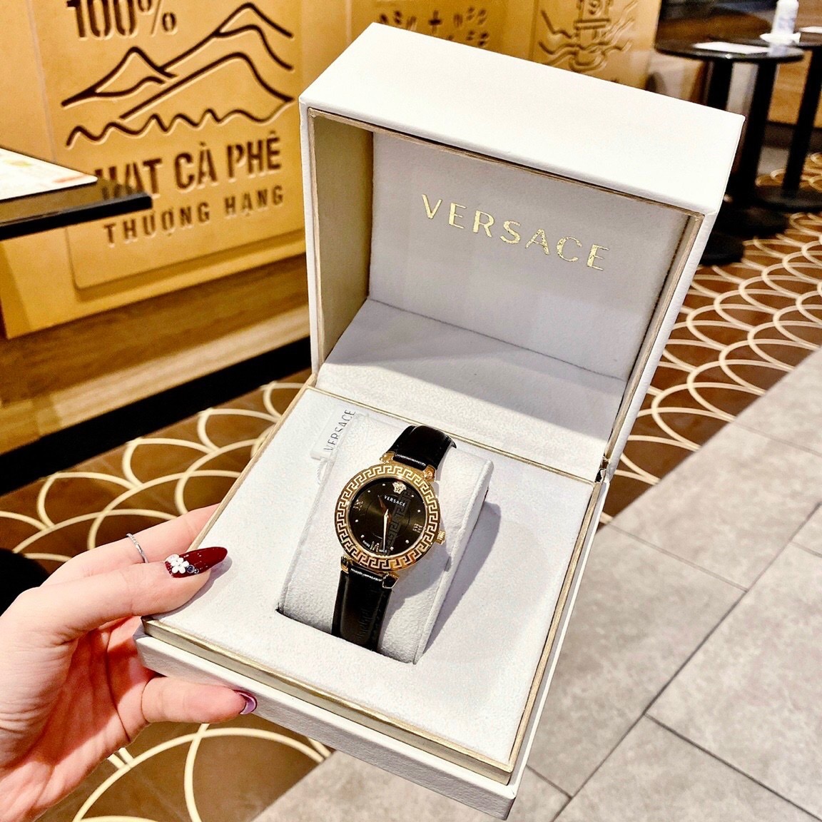 Đồng Hồ Versace Daphnis |Nữ Giới |Mặt Tròn |Vàng Gold |Dây Da Đen |Máy Pin (Quartz) |Size 35mm |donghogiatot.vn