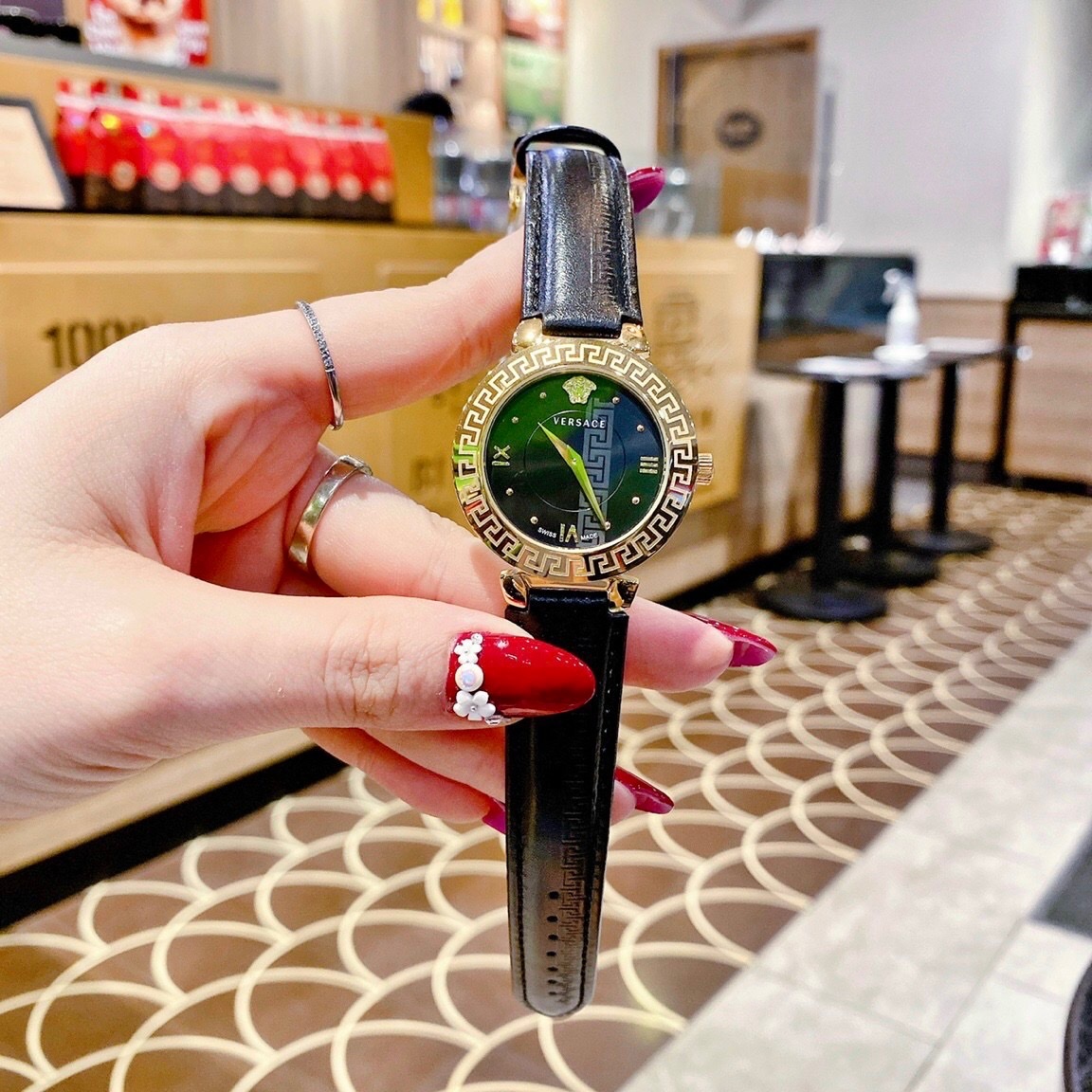 Đồng Hồ Versace Daphnis |Nữ Giới |Mặt Tròn |Vàng Gold |Dây Da Đen |Máy Pin (Quartz) |Size 35mm |donghogiatot.vn