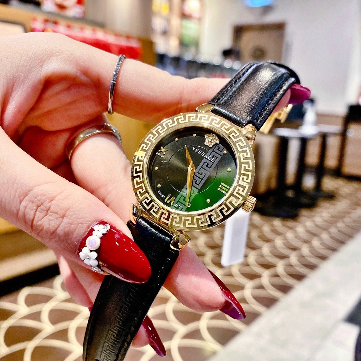 Đồng Hồ Versace Daphnis |Nữ Giới |Mặt Tròn |Vàng Gold |Dây Da Đen |Máy Pin (Quartz) |Size 35mm |donghogiatot.vn