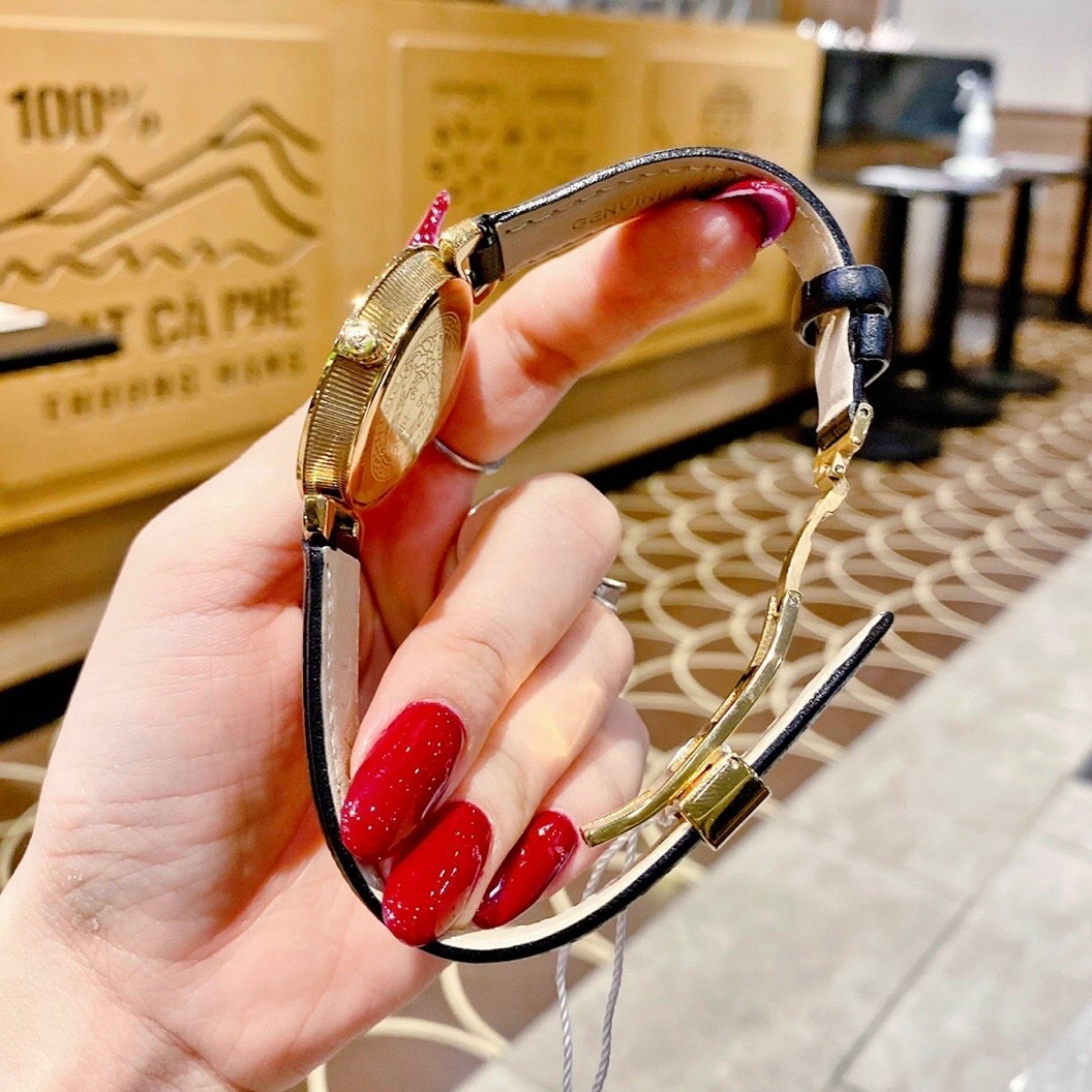Đồng Hồ Versace Daphnis |Nữ Giới |Mặt Tròn |Vàng Gold |Dây Da Đen |Máy Pin (Quartz) |Size 35mm |donghogiatot.vn