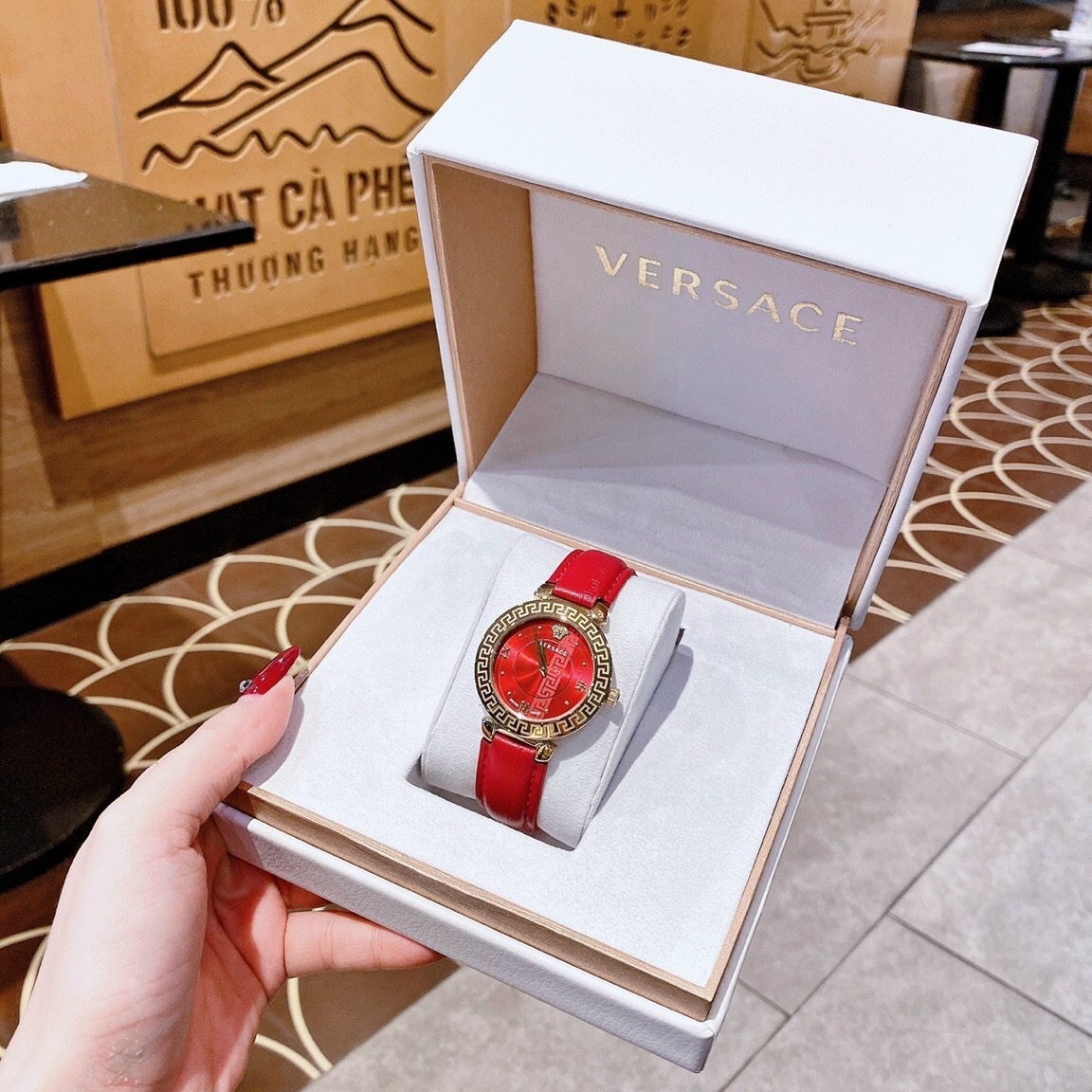 Đồng Hồ Versace Daphnis |Nữ Giới |Mặt Tròn |Vàng Gold |Dây Da Đỏ |Máy Pin (Quartz) |Size 35mm |donghogiatot.vn