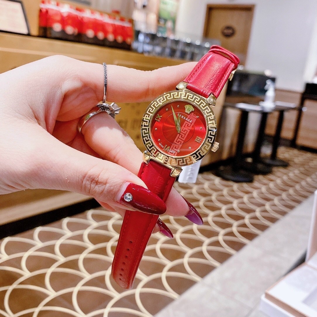 Đồng Hồ Versace Daphnis |Nữ Giới |Mặt Tròn |Vàng Gold |Dây Da Đỏ |Máy Pin (Quartz) |Size 35mm |donghogiatot.vn