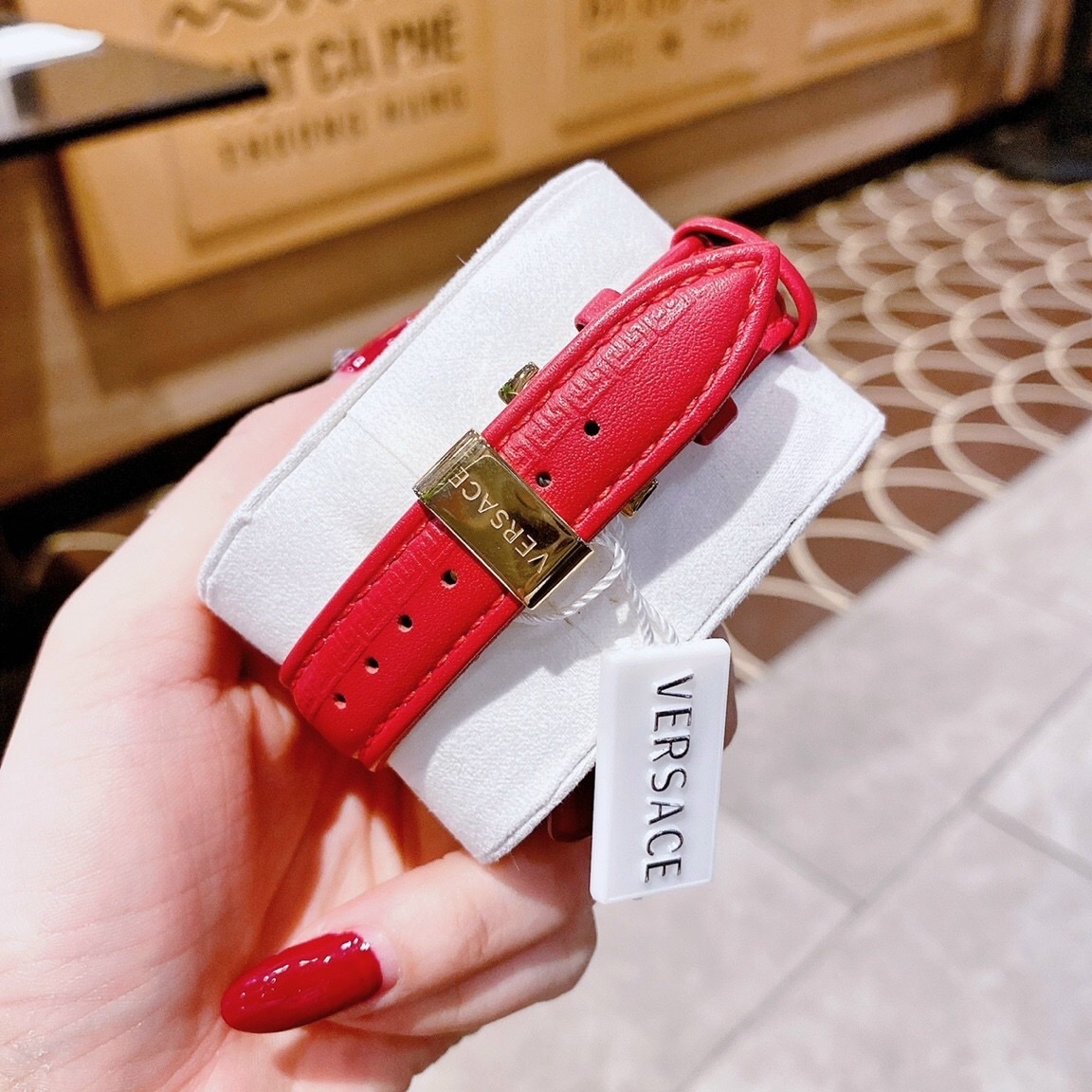 Đồng Hồ Versace Daphnis |Nữ Giới |Mặt Tròn |Vàng Gold |Dây Da Đỏ |Máy Pin (Quartz) |Size 35mm |donghogiatot.vn