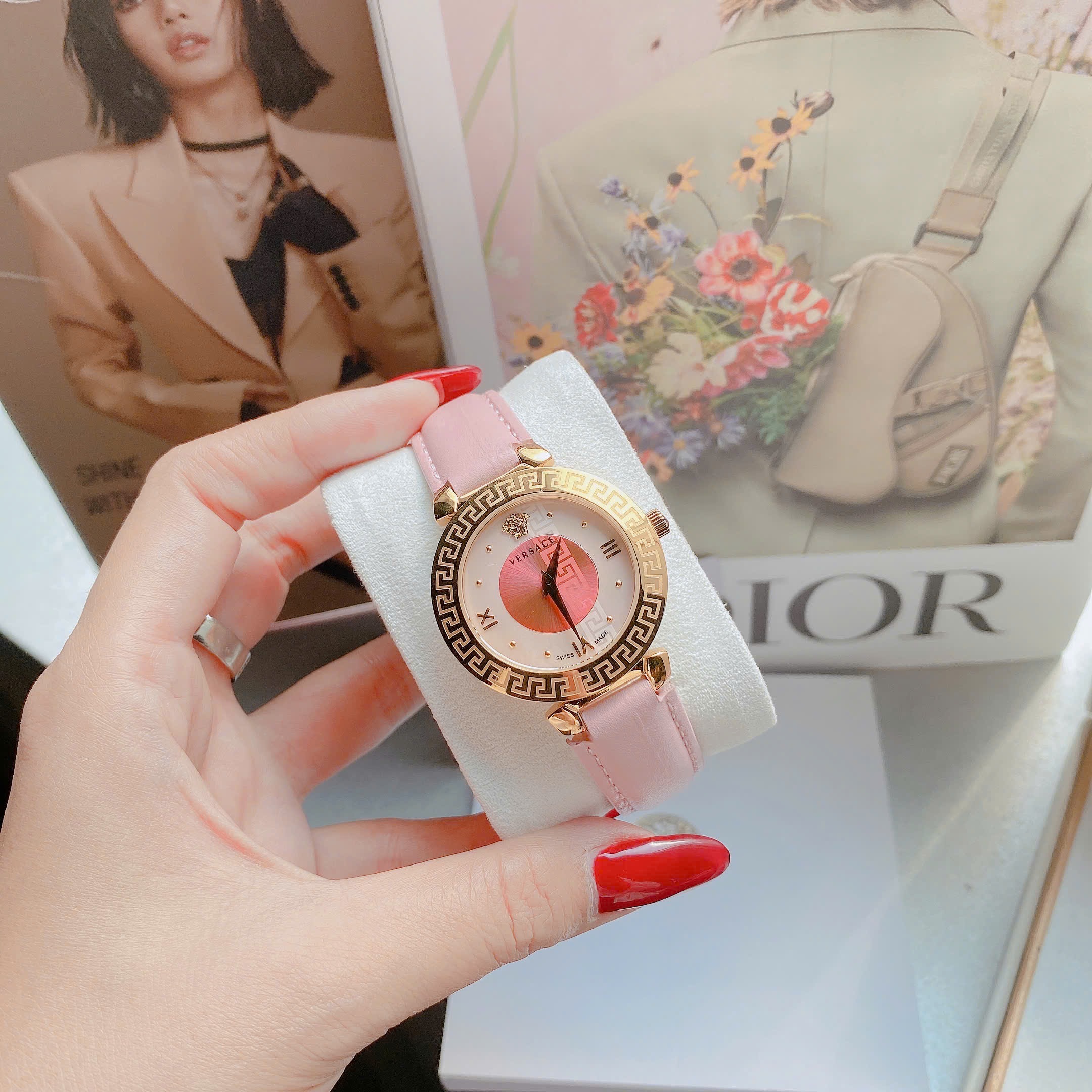 Đồng Hồ Versace Daphnis |Nữ Giới |Mặt Tròn |Vàng Gold |Dây Da Hồng |Máy Pin (Quartz) |Size 35mm |donghogiatot.vn