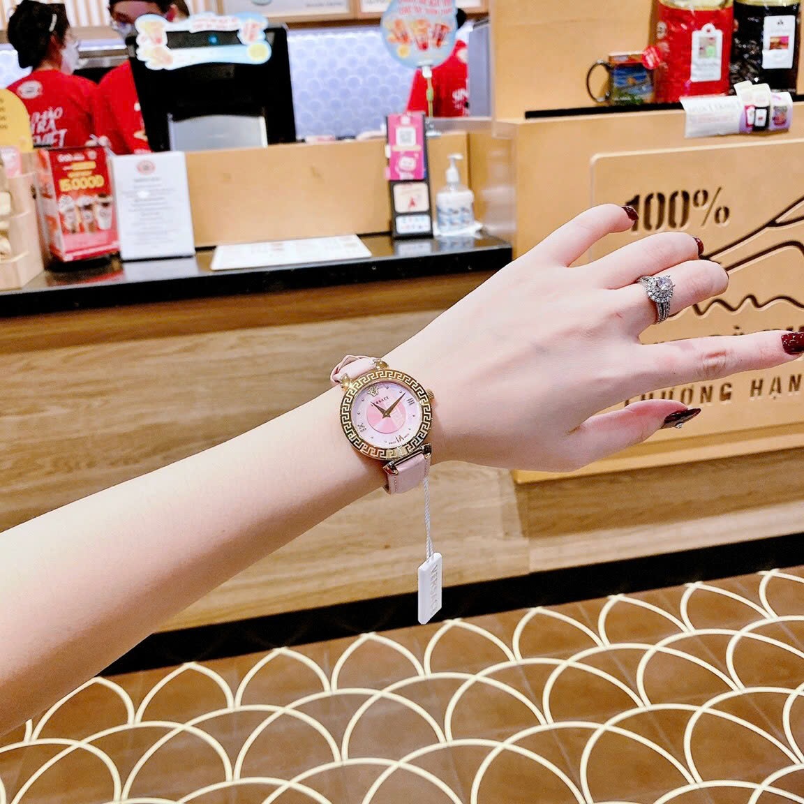 Đồng Hồ Versace Daphnis |Nữ Giới |Mặt Tròn |Vàng Gold |Dây Da Hồng |Máy Pin (Quartz) |Size 35mm |donghogiatot.vn