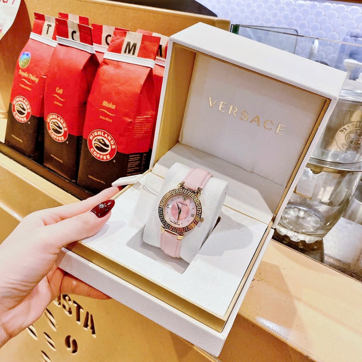 Đồng Hồ Versace Daphnis |Nữ Giới |Mặt Tròn |Vàng Gold |Dây Da Hồng |Máy Pin (Quartz) |Size 35mm |donghogiatot.vn