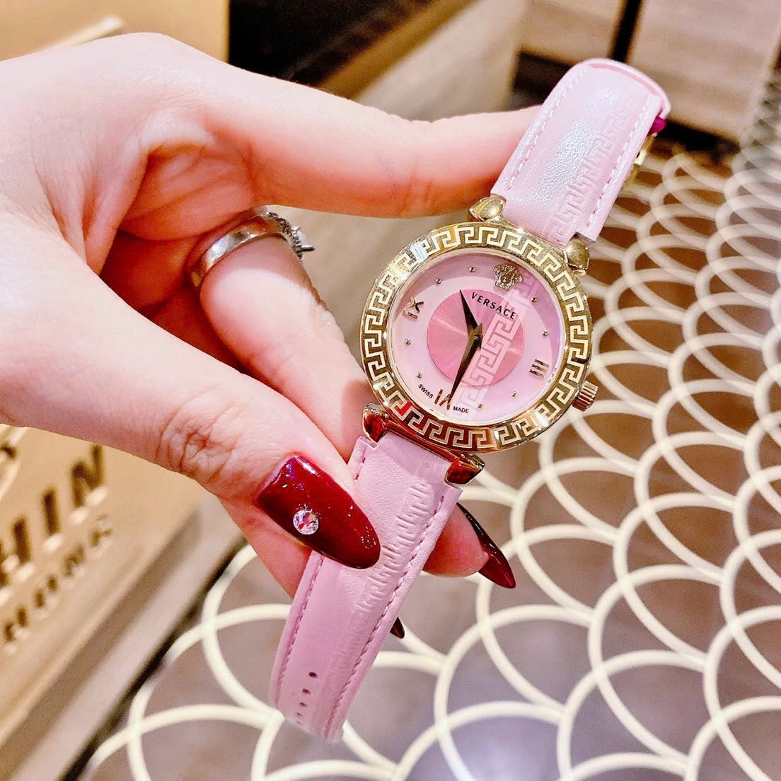 Đồng Hồ Versace Daphnis |Nữ Giới |Mặt Tròn |Vàng Gold |Dây Da Hồng |Máy Pin (Quartz) |Size 35mm |donghogiatot.vn