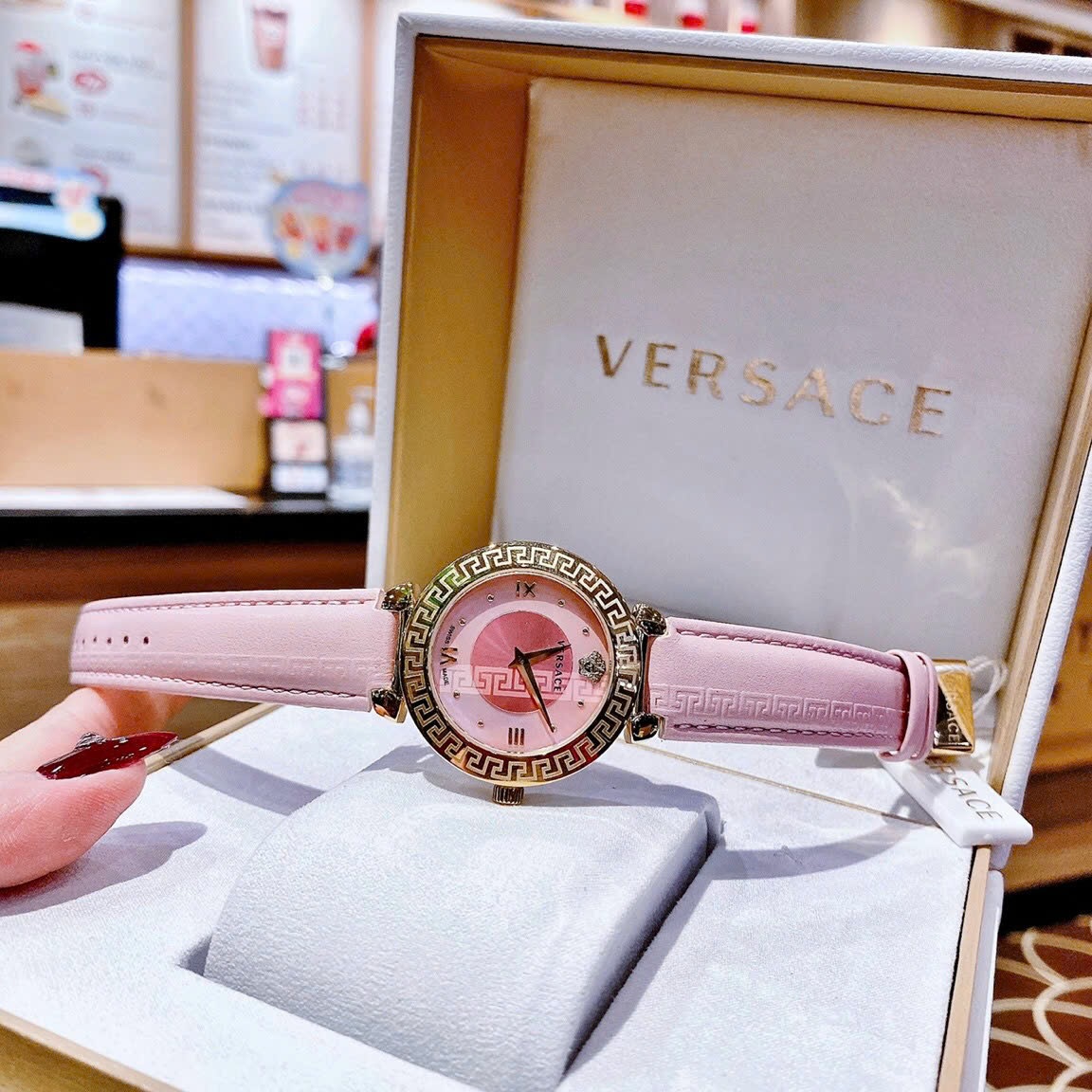Đồng Hồ Versace Daphnis |Nữ Giới |Mặt Tròn |Vàng Gold |Dây Da Hồng |Máy Pin (Quartz) |Size 35mm |donghogiatot.vn