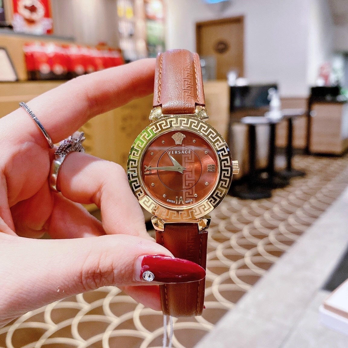 Đồng Hồ Versace Daphnis |Nữ Giới |Mặt Tròn |Vàng Gold |Dây Da Nâu |Máy Pin (Quartz) |Size 35mm |donghogiatot.vn